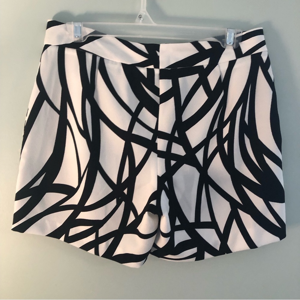 Carmen Marc Valvo Black and White Women Shorts